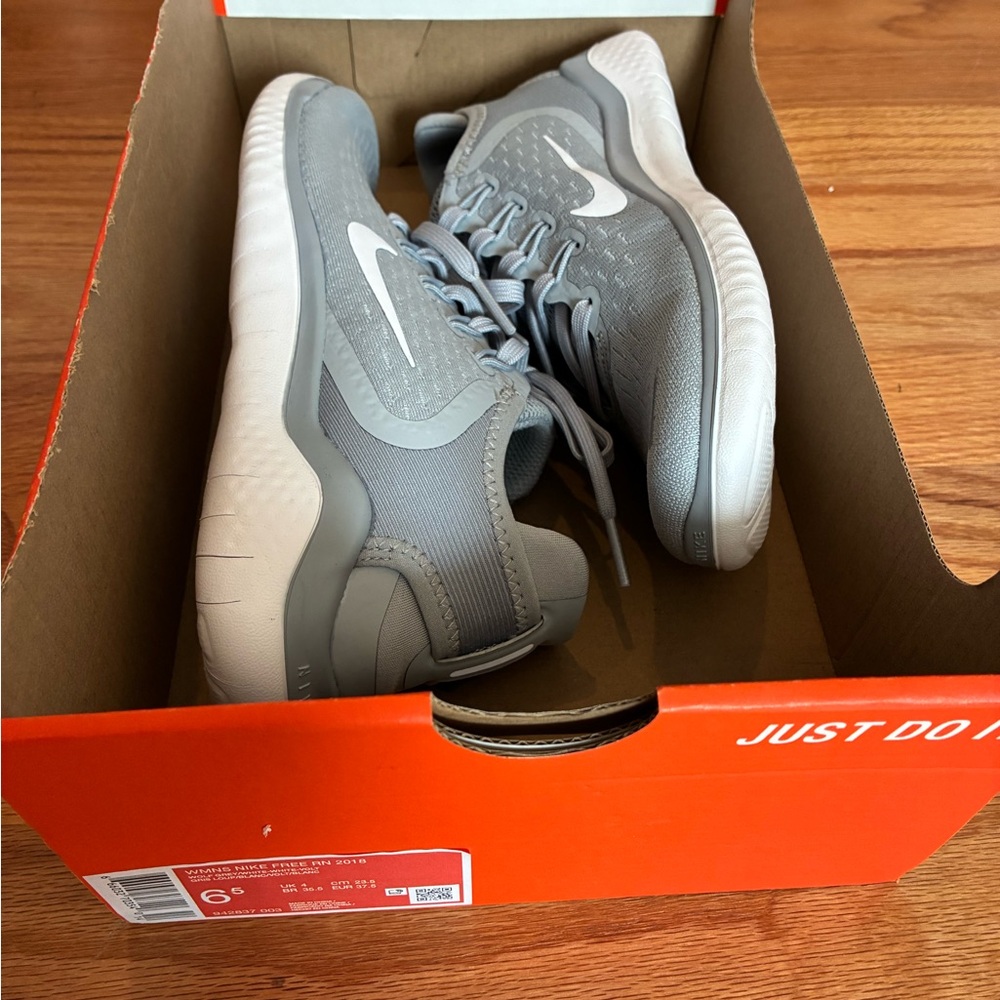 Nike Women's Gray Athletic Shoes